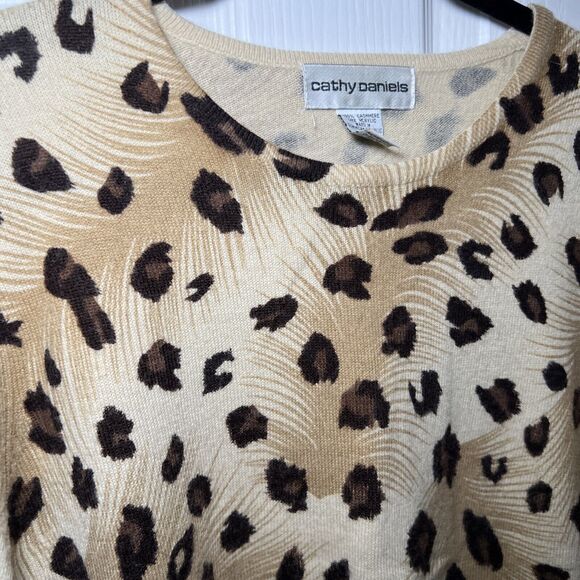 Cathy Daniels Faux Cashmere Leopard Print Crew Neck Pullover Sweater Size Medium - Picture 2 of 7